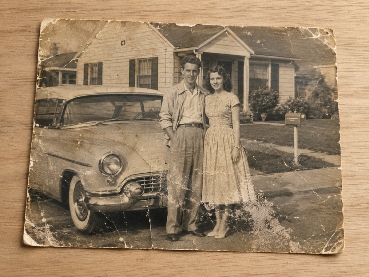 Foto original: pareja joven junto a un auto clásico, frente a la casa