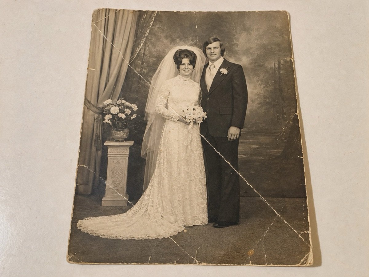 Foto original: novios posando en un estudio en los años 70