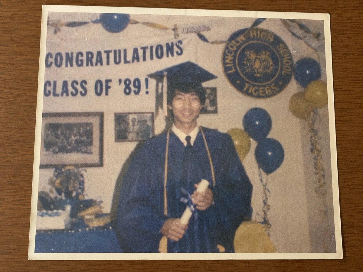 Foto original: joven el día de su graduación de secundaria