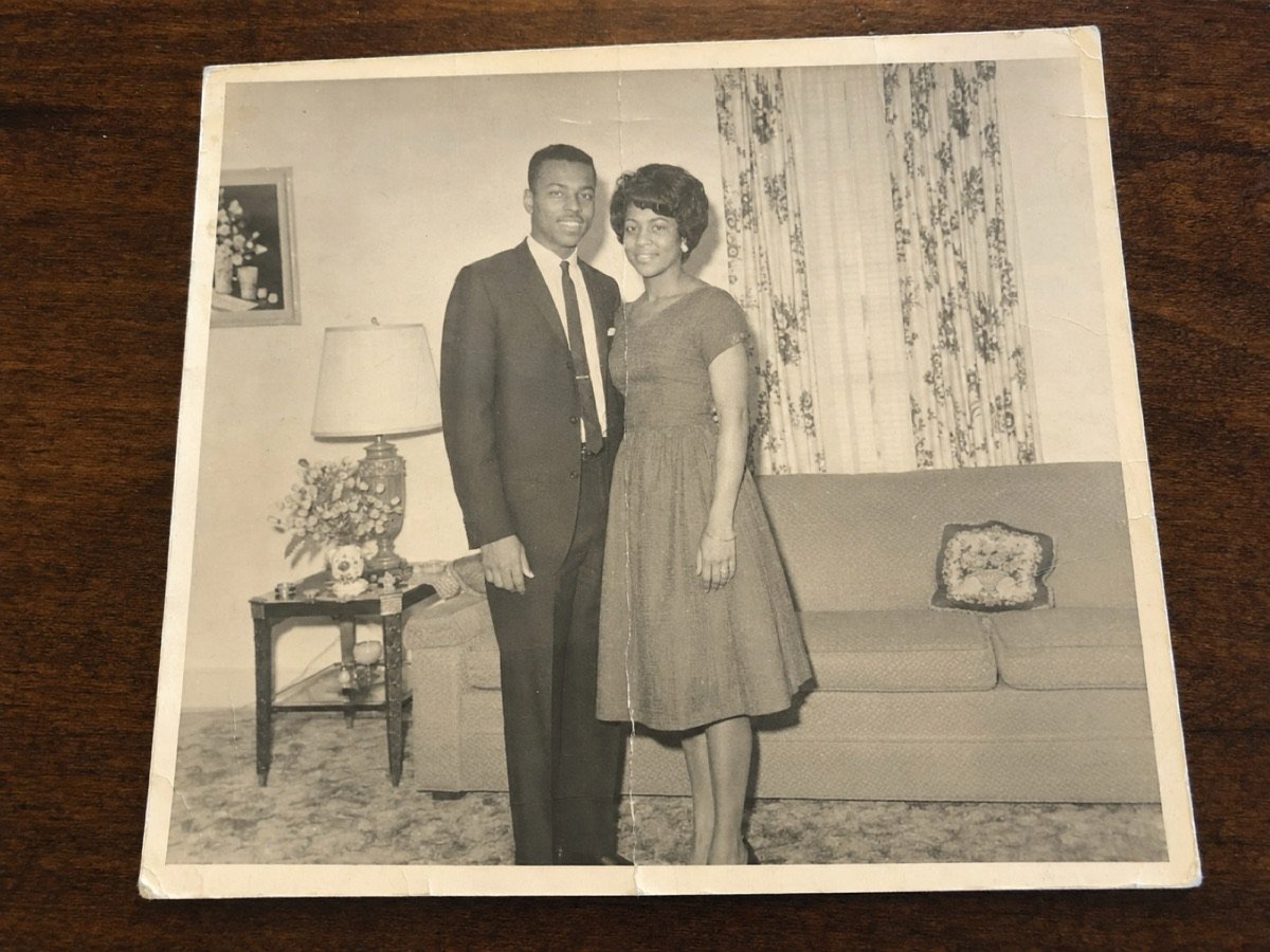 Foto original: pareja joven el día de su compromiso, en la sala
